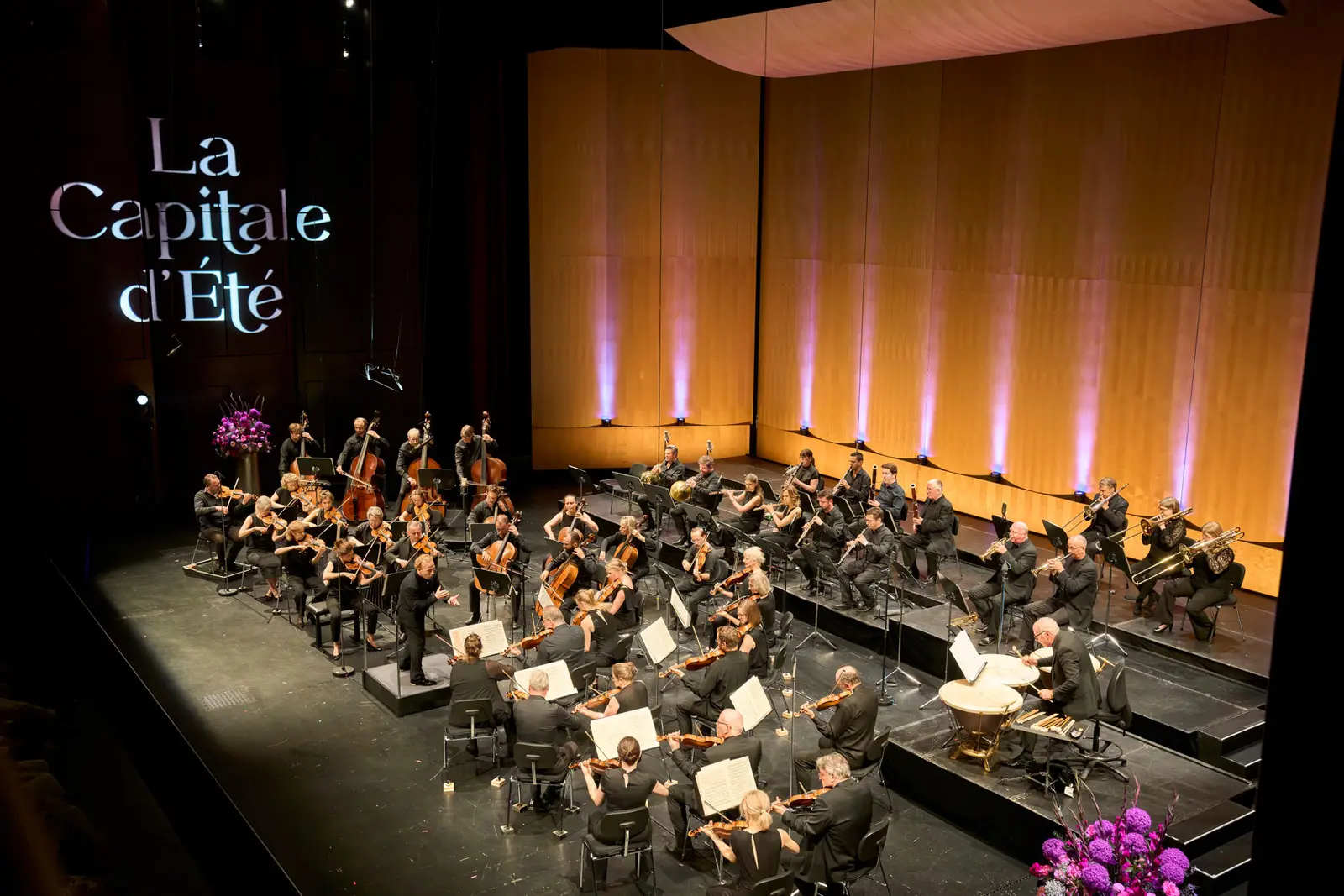 Das gesamte Orchester auf der Bühne während des Konzert von oben.