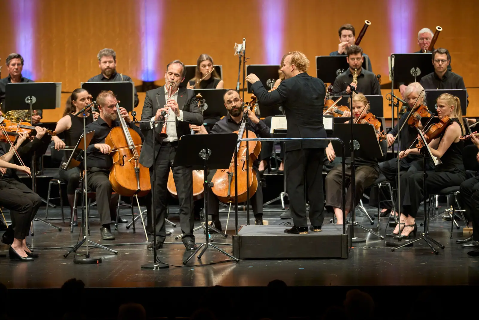 Der Solist an der Klarinette spielt ein Klarinettenkonzert auf der Bühne.