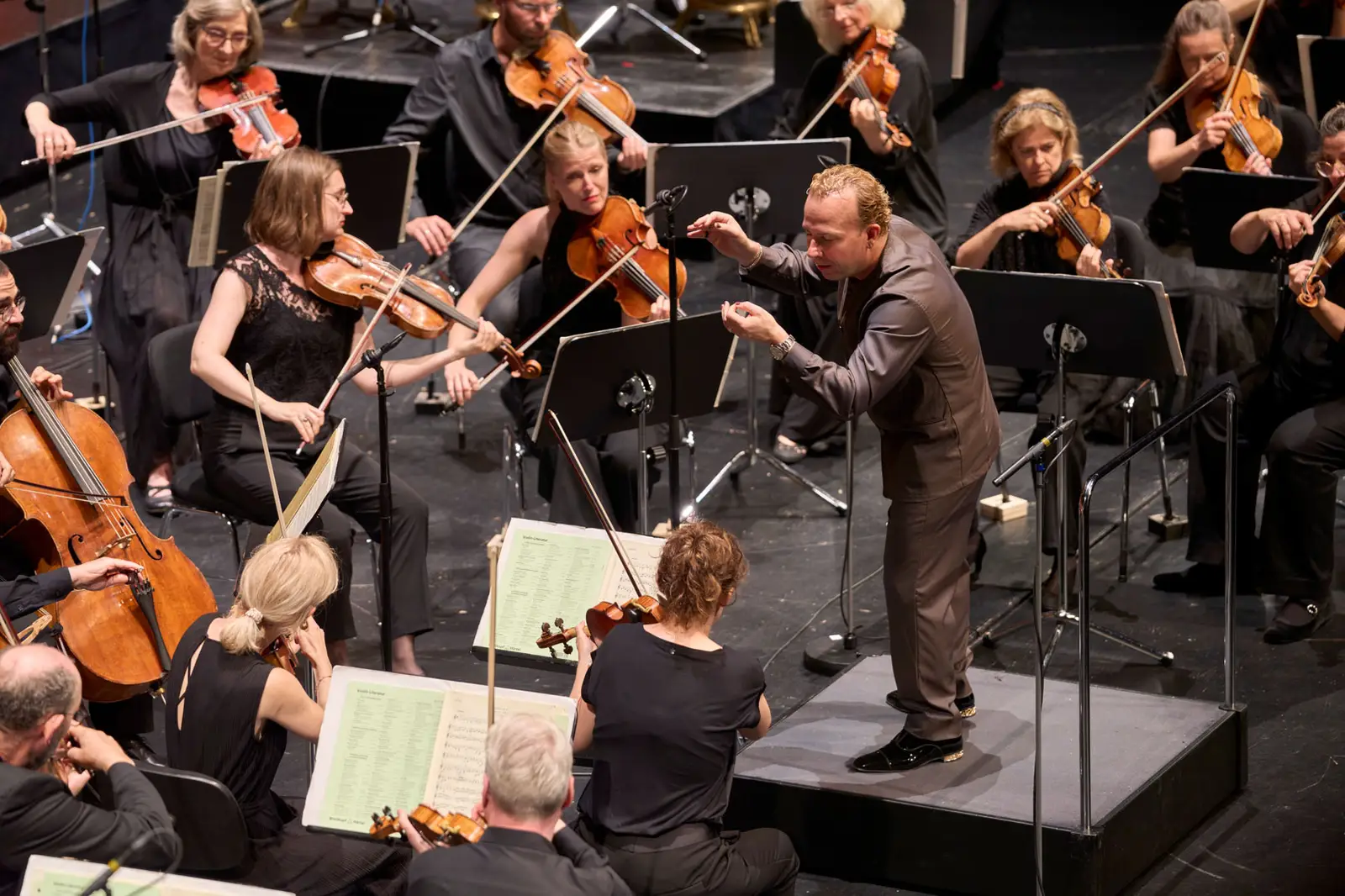 Dirigent führt das Orchester und leitet das Konzert.