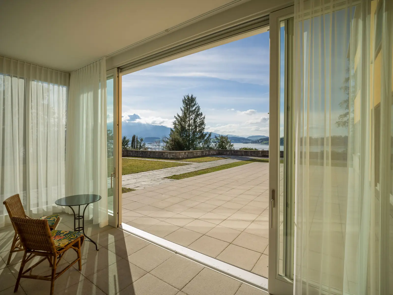 Blick auf den blauen Himmel und die Natur aus Sergei Rachmaninows Villa am am Vierwaldstätter See.