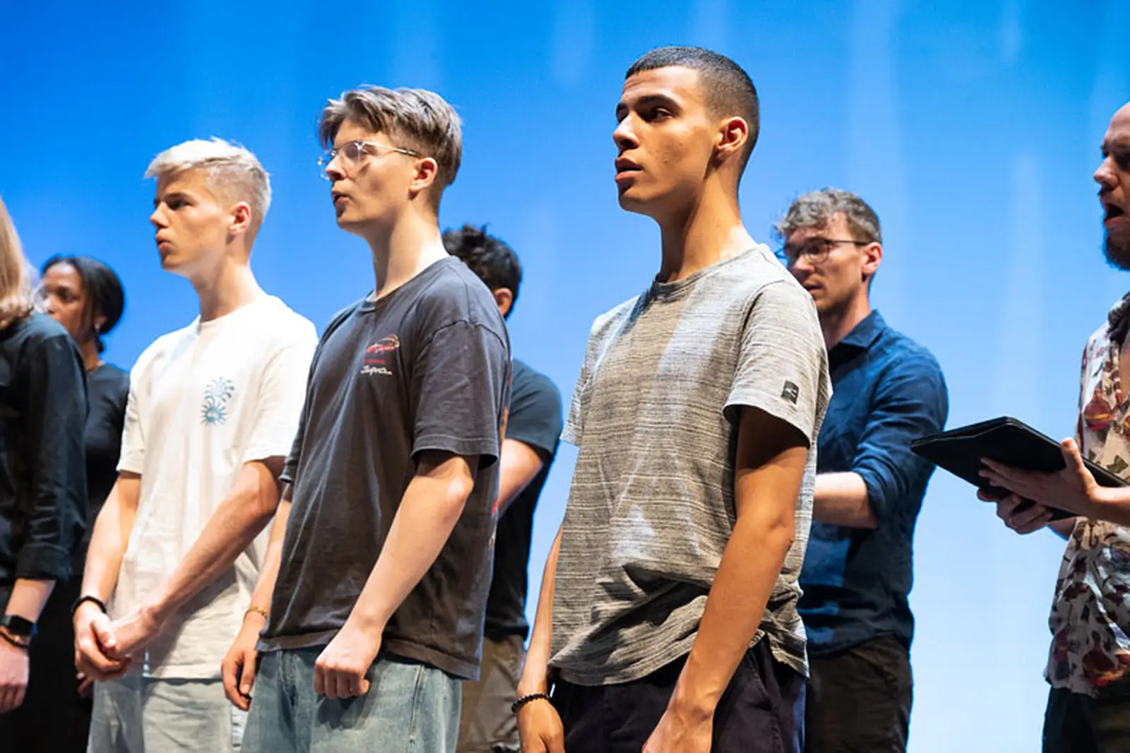 Kinder des Projekt singen auf der Bühne und proben für das Konzert.