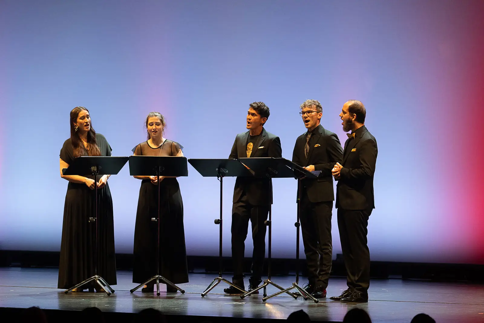 Das A-cappella-Ensemble singt auf der Bühne während des Abschlusskonzerts.