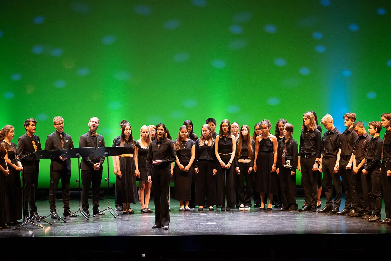 Die Kinder der Projekts singen auf der Bühne beim Abschlusskonzert.