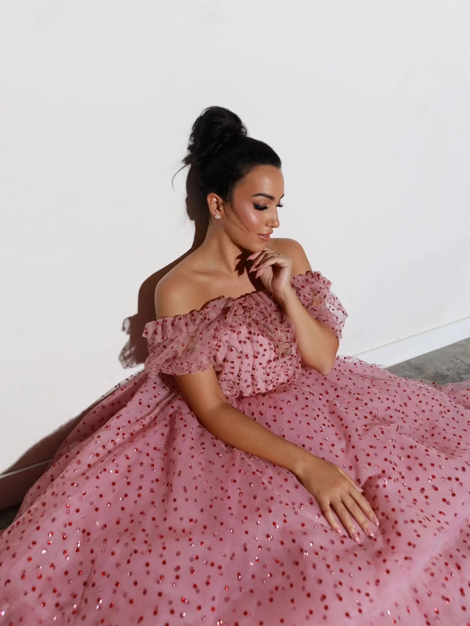 Die Opernsängerin Carolina López Moreno sitzt im ausladenden rosa Kleid auf dem Boden.