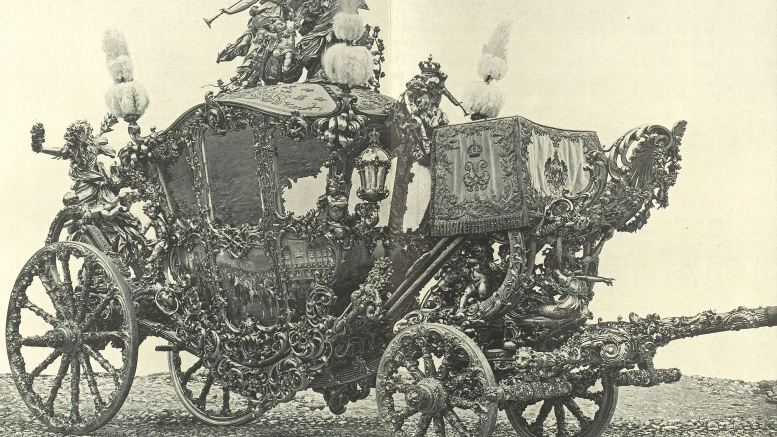 Une calèche historique avec des décorations élaborées et des figures, y compris des êtres mythologiques, symbolisant la richesse et la grandeur d'autrefois.