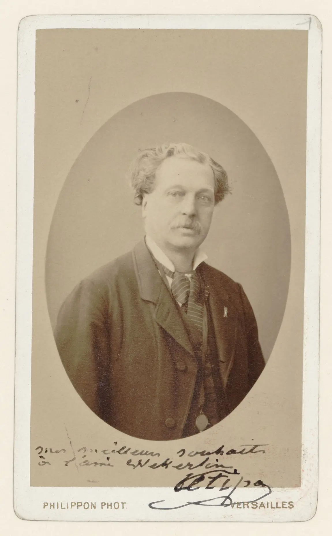Historisches Porträt eines Mannes in formeller Kleidung, mit handgeschriebenen Notizen und einer Unterschrift auf der Fotografie.