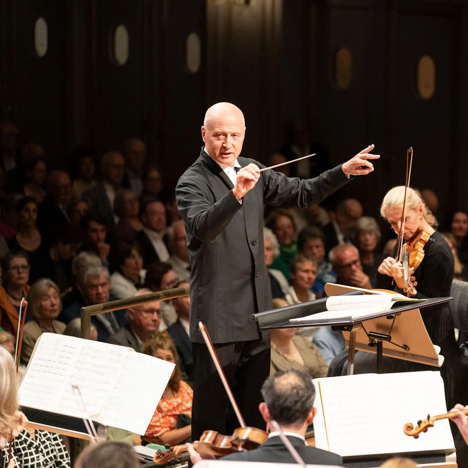 Paavo Järvi avec l'Orchestre Tonhalle de Zurich dans une salle de concert.