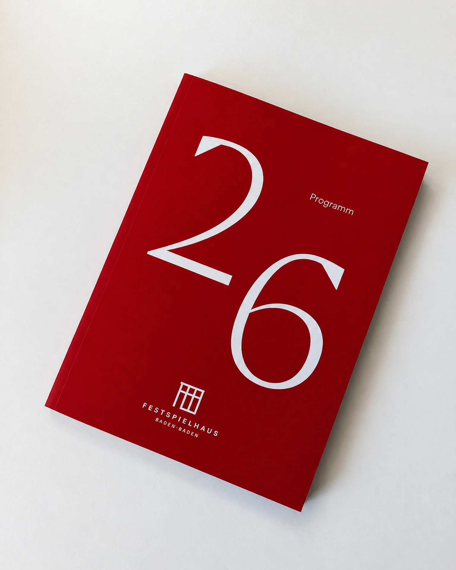 Rotes Heft mit der Aufschrift "26" und "Programm" auf dem Cover. Es trägt das Logo  des Festspielhaus Baden-Baden.