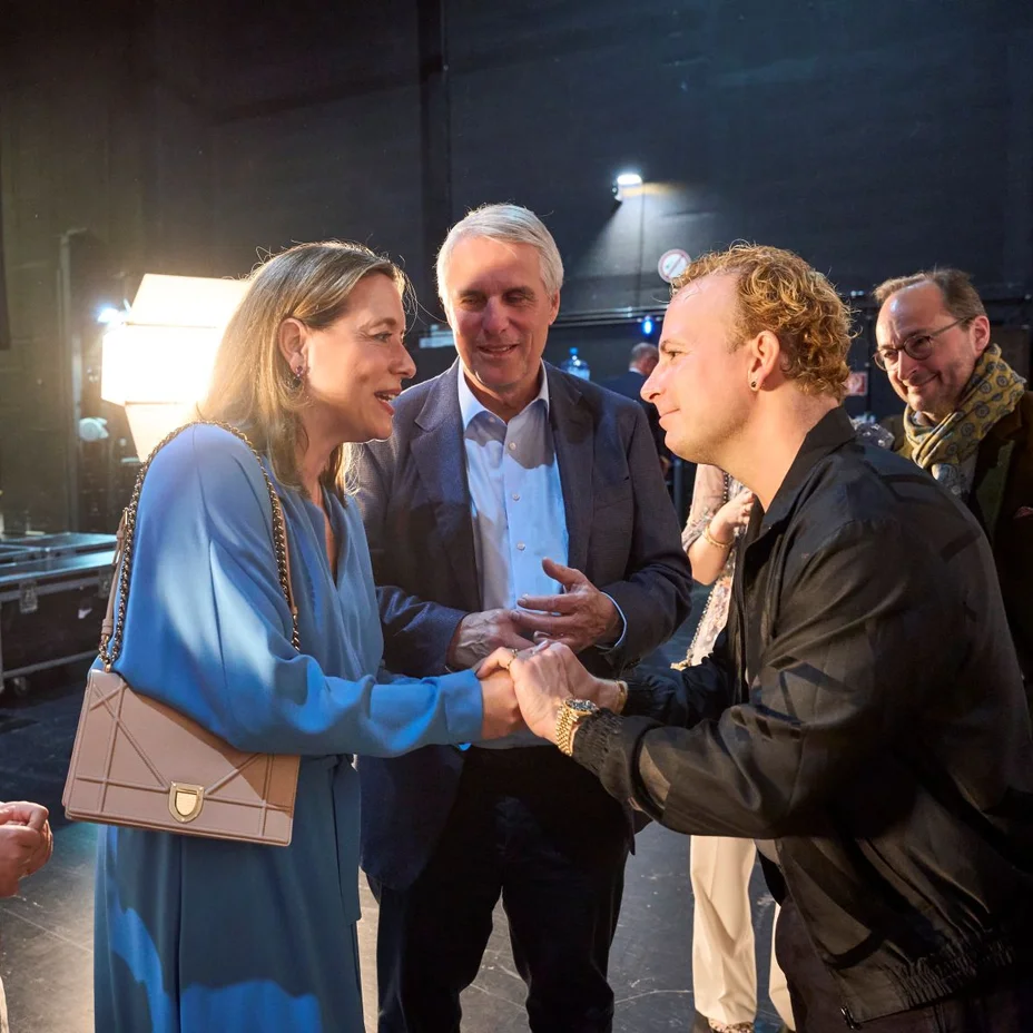 Die Paten des Konzertabends beim Flash mit dem Dirigenten Yannick Nézet-Séguin.