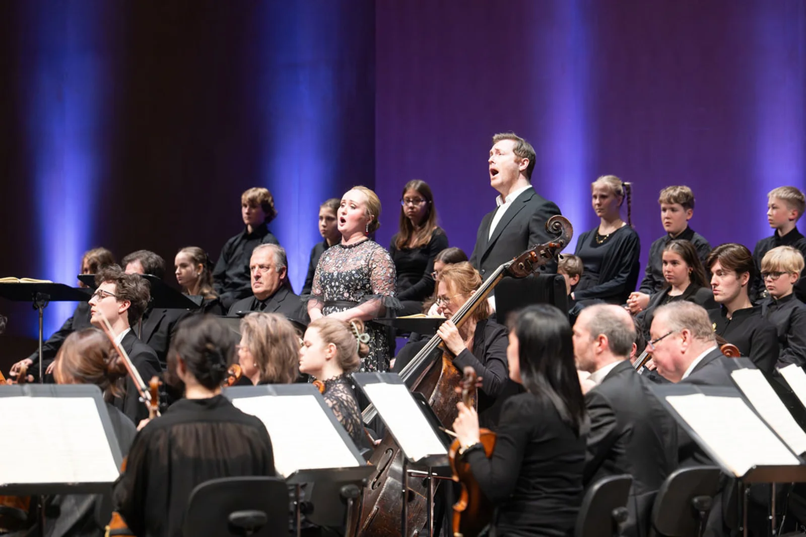 Zwei Opernsänger singen ihre Partien.