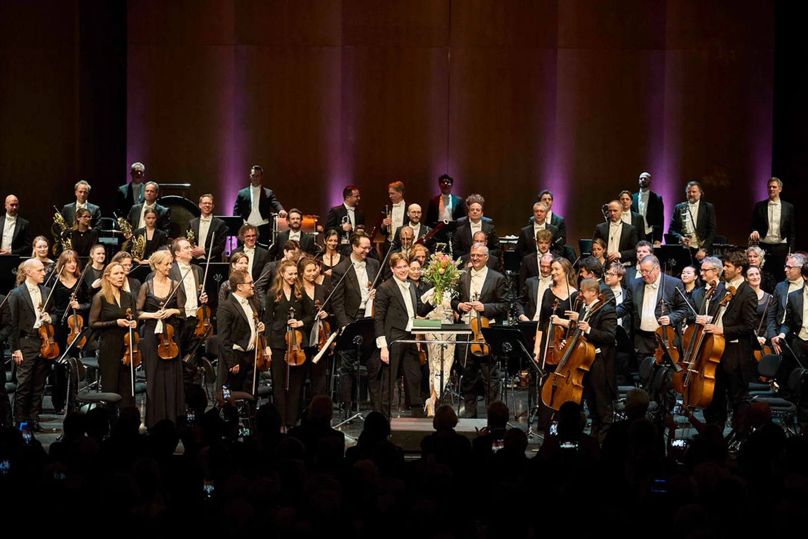 Blumenübergabe an den Dirigenten und an das Orchester und den Solisten.