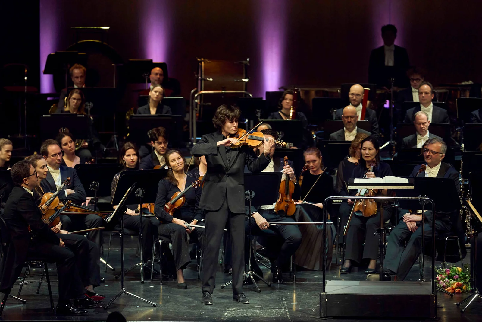 Solist spielt auf Violine.