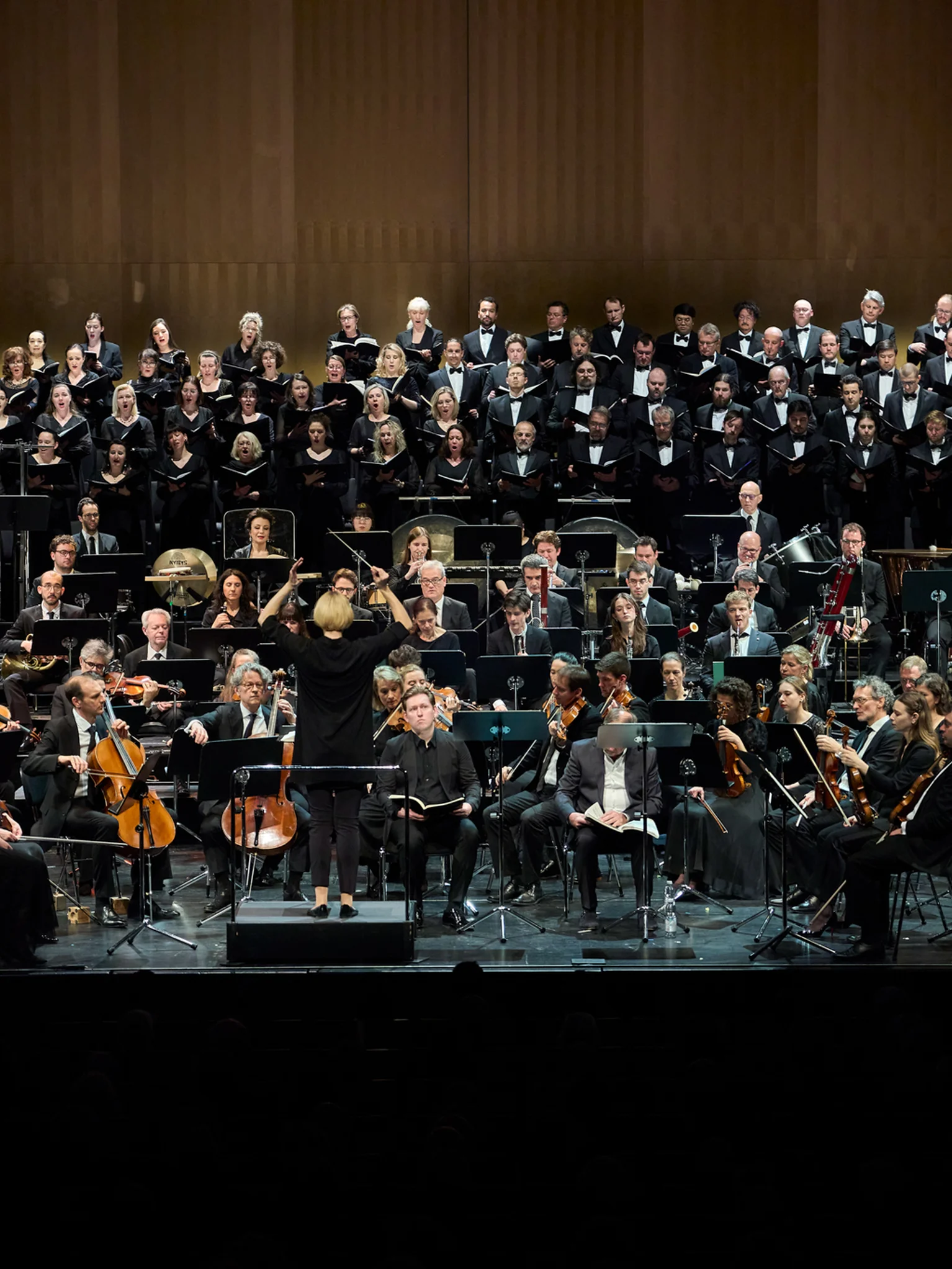 Dirigentin leitet Orchester und Solisten.