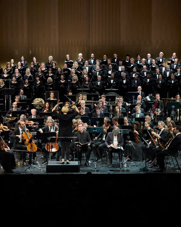 Dirigentin leitet Orchester und Solisten.