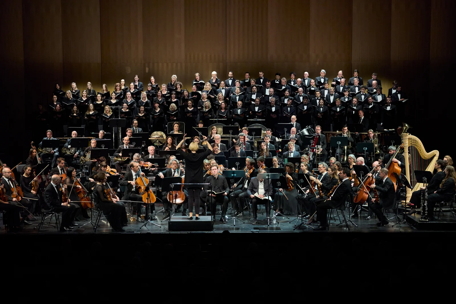 Dirigentin leitet Orchester und Solisten.