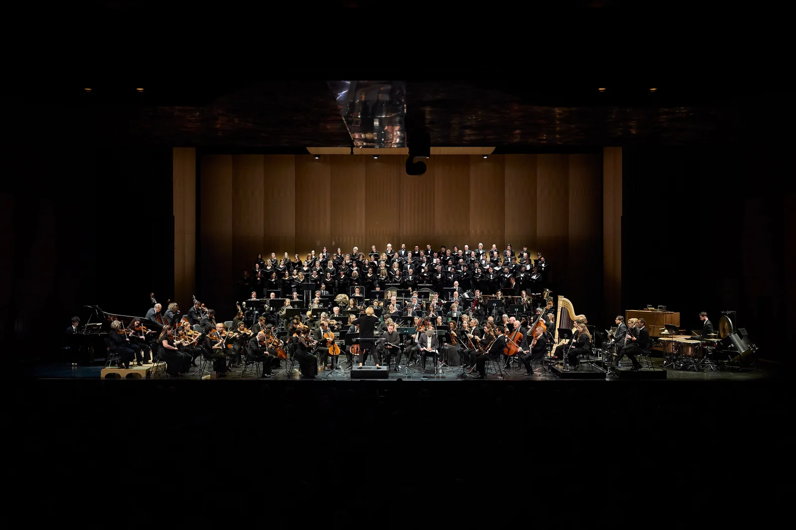 Gesamte Bühne mit großem Orchester, Chor und Dirigentin.