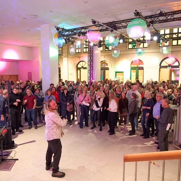 Popup-Chor mit Solisten im Foyer zur Eröffnung des Festivals.