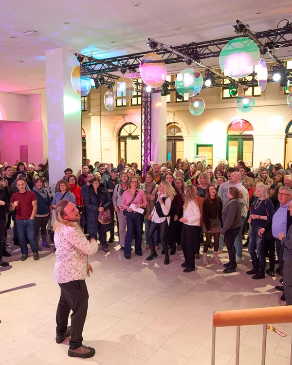 Popup-Chor mit Solisten im Foyer zur Eröffnung des Festivals.