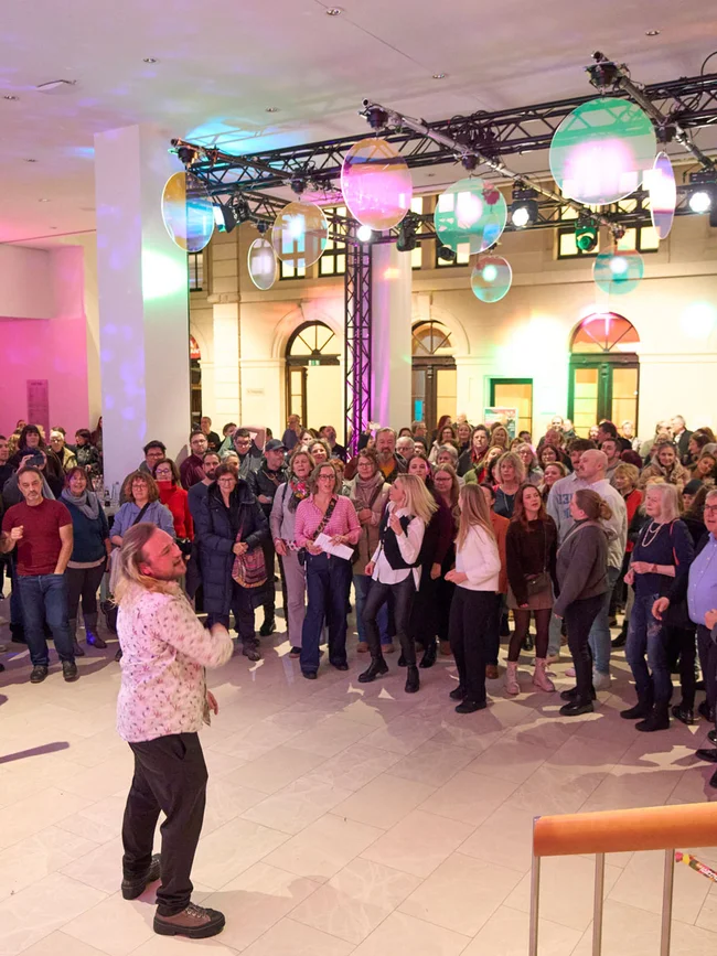 Popup-Chor mit Solisten im Foyer zur Eröffnung des Festivals.