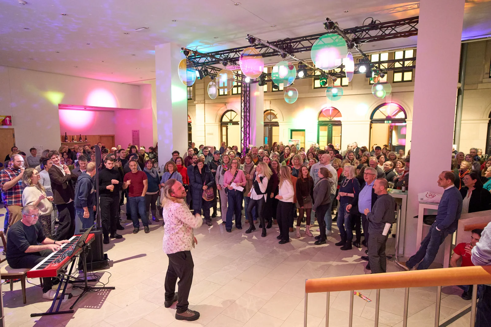 Popup-Chor mit Solisten im Foyer zur Eröffnung des Festivals.