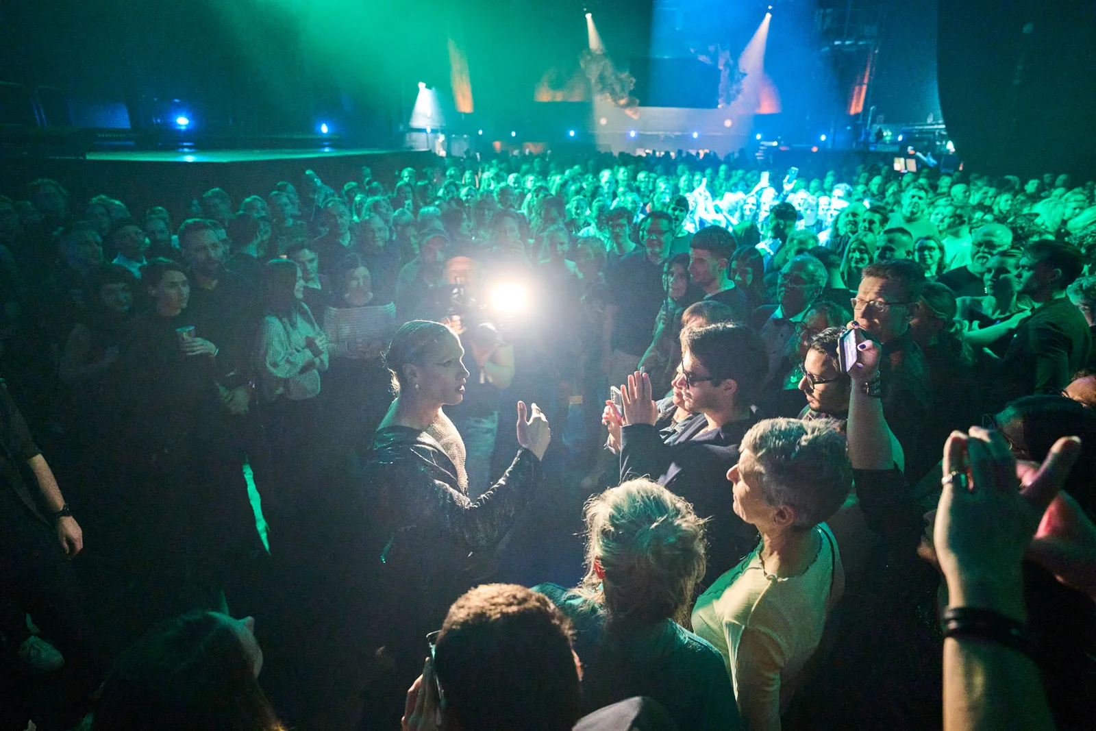 Tänzer des Techno Ballet im Publikum auf der Bühne.