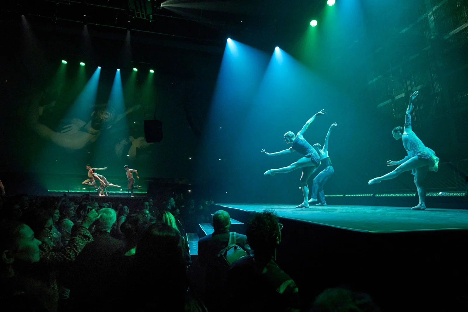 Tänzer des Techno Ballet auf der Bühne mit dem Publikum auf der Bühne