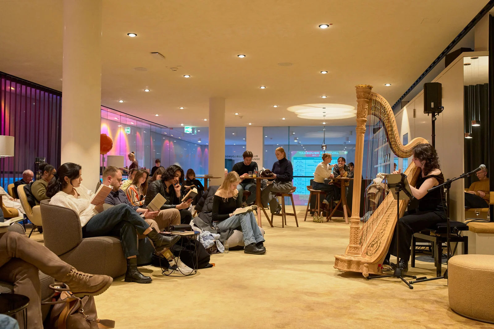 Lese-Party in der Club Lounge mit begleitender Harfenmusik.